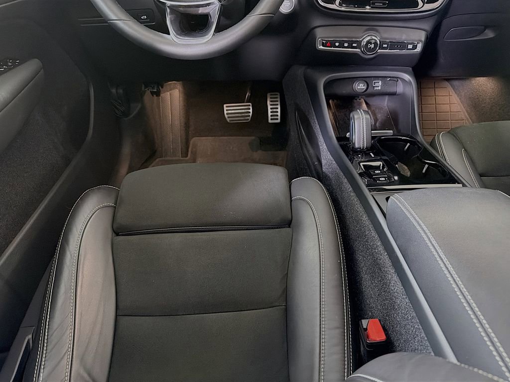 Used 2022 Volvo XC40 T5 R-Design w/ Advanced Package image 22