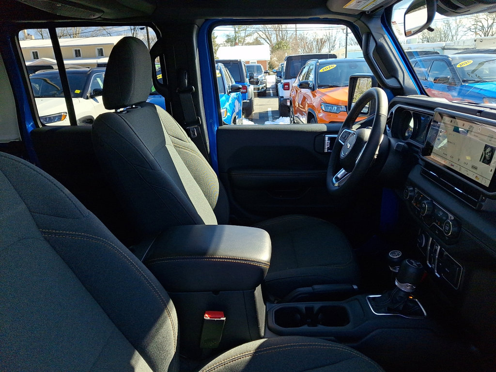 Used 2025 Jeep Wrangler Sahara image 11