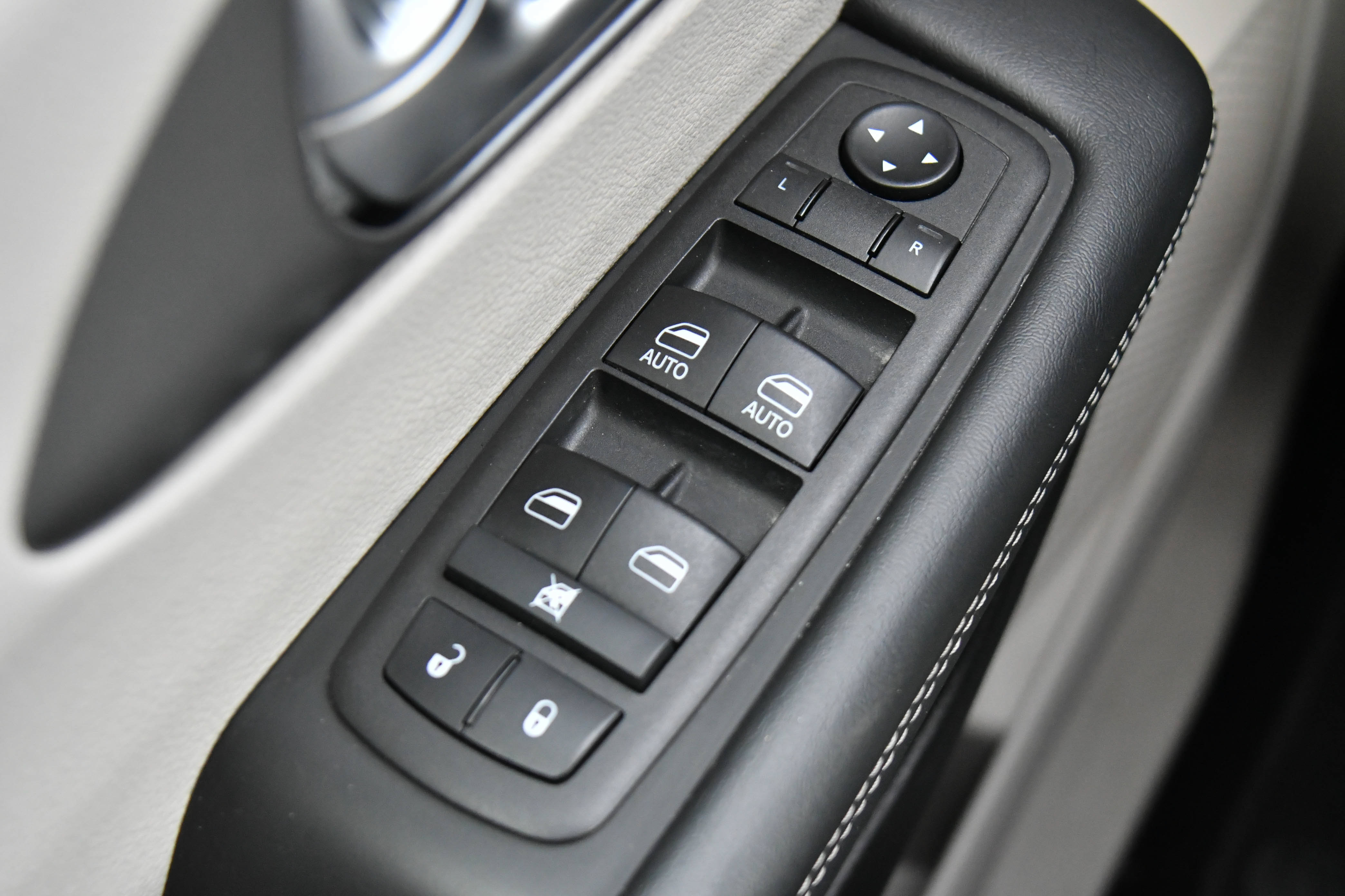 Used 2023 Chrysler Pacifica Touring-L FWD image 35