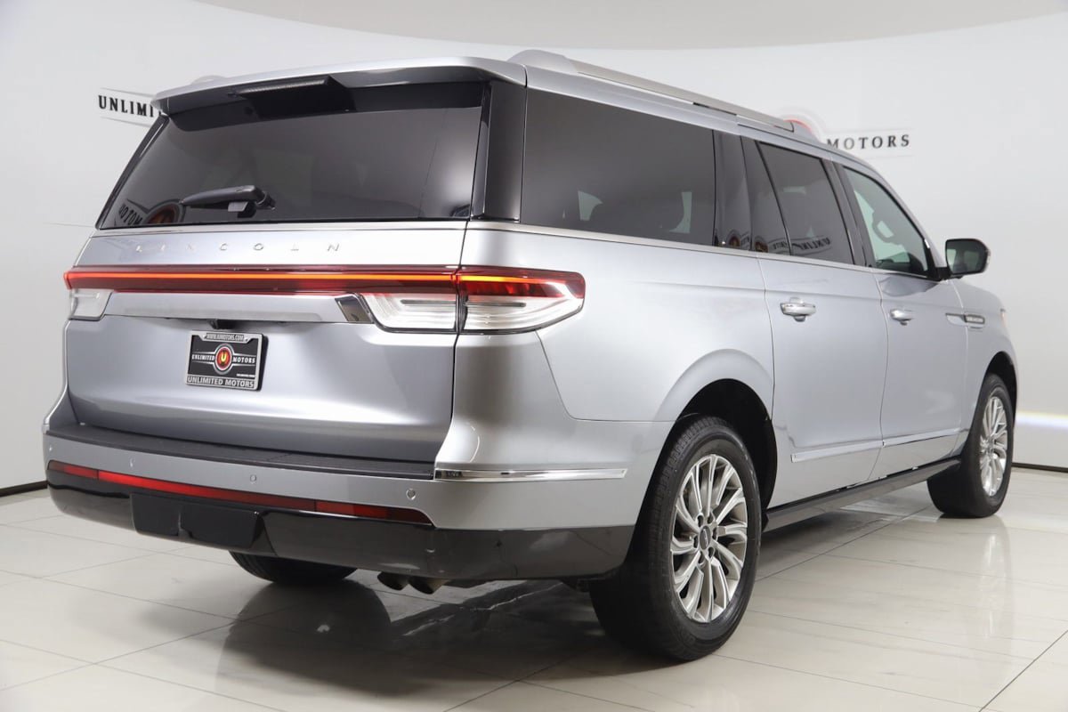 Used 2024 Lincoln Navigator L 4WD image 3