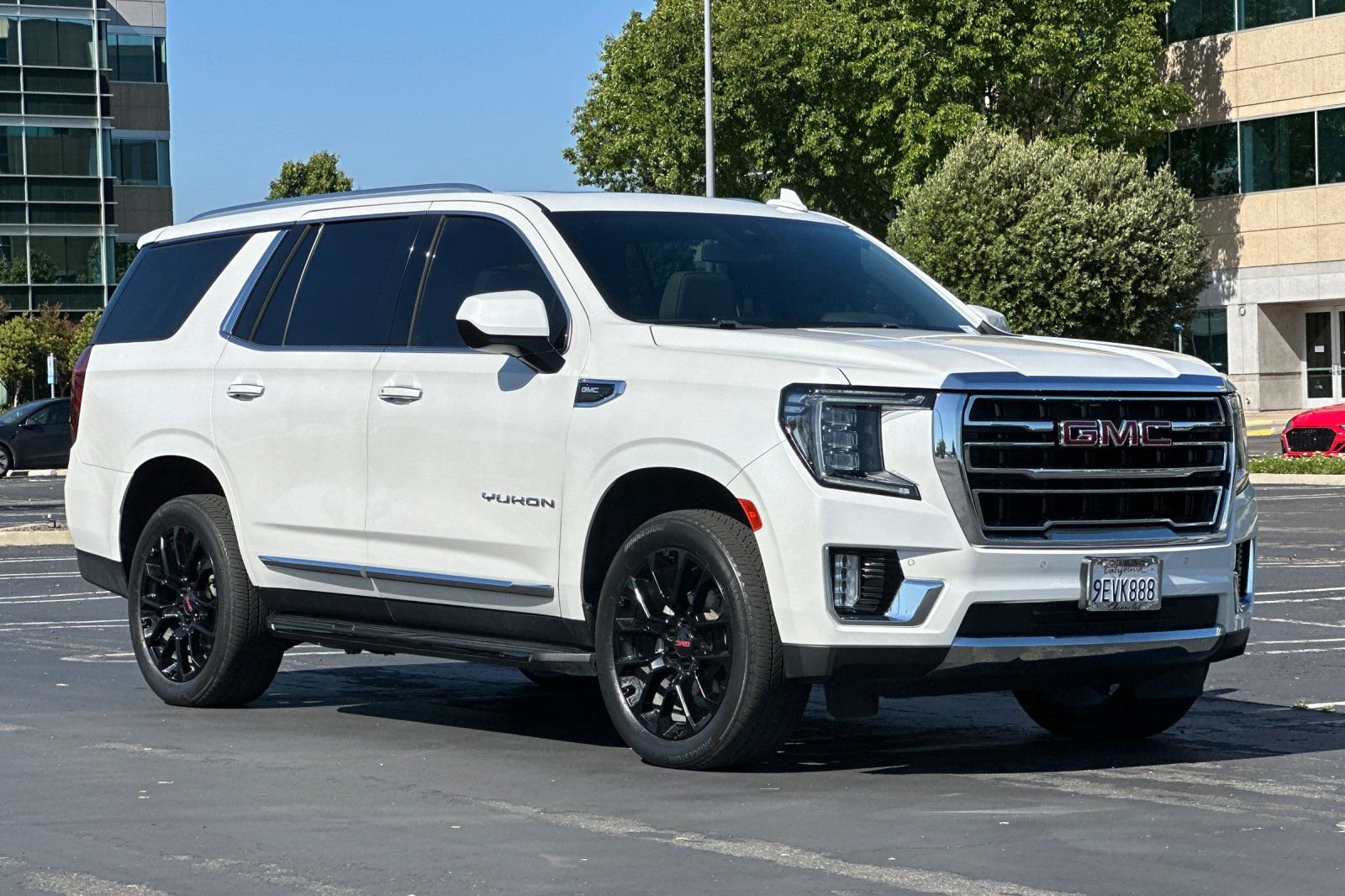 Used 2023 GMC Yukon SLT AWD/4WD image 2