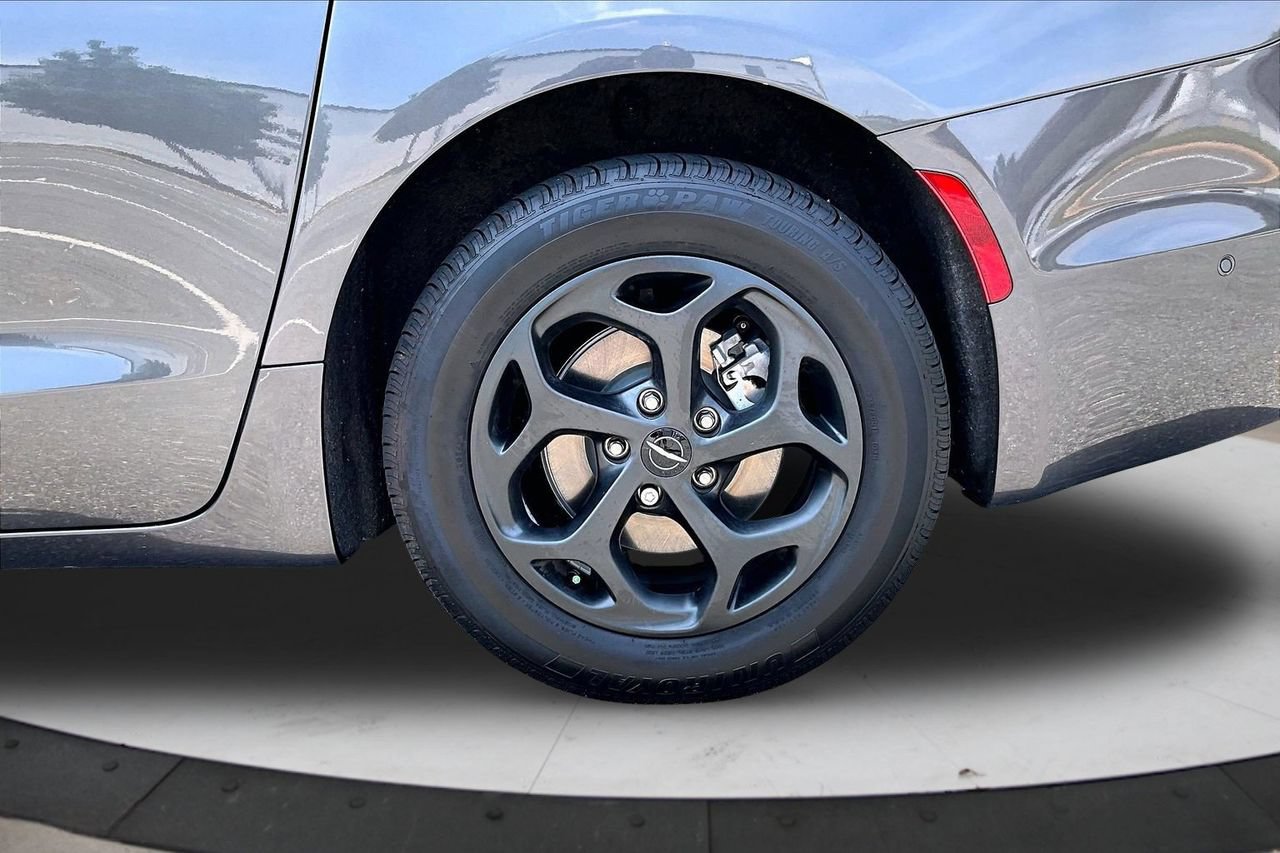 Used 2023 Chrysler Pacifica Limited w/ S Appearance Package FWD image 36