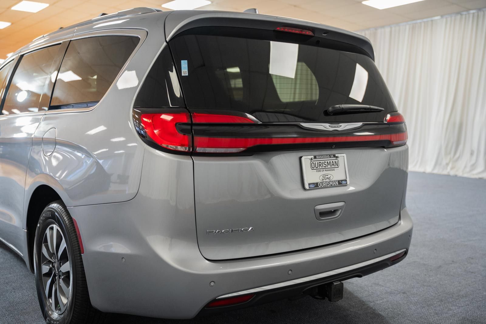Used 2021 Chrysler Pacifica Touring-L w/ Uconnect Theater Family Group FWD image 6