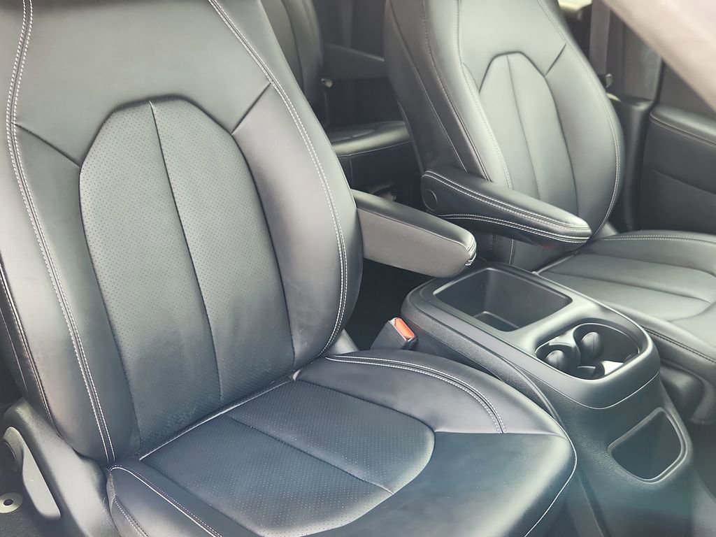 Used 2025 Chrysler Pacifica Select image 14