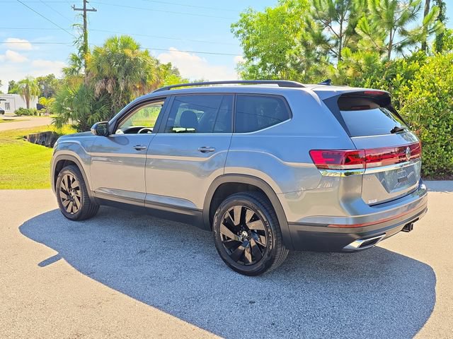 Used 2025 Volkswagen Atlas SE w/ Panoramic Sunroof Package FWD image 3