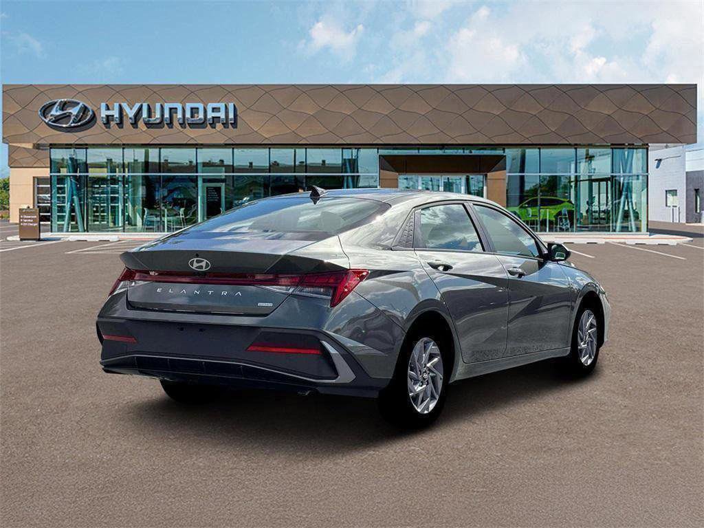 Used 2026 Hyundai Elantra Hybrid FWD image 7