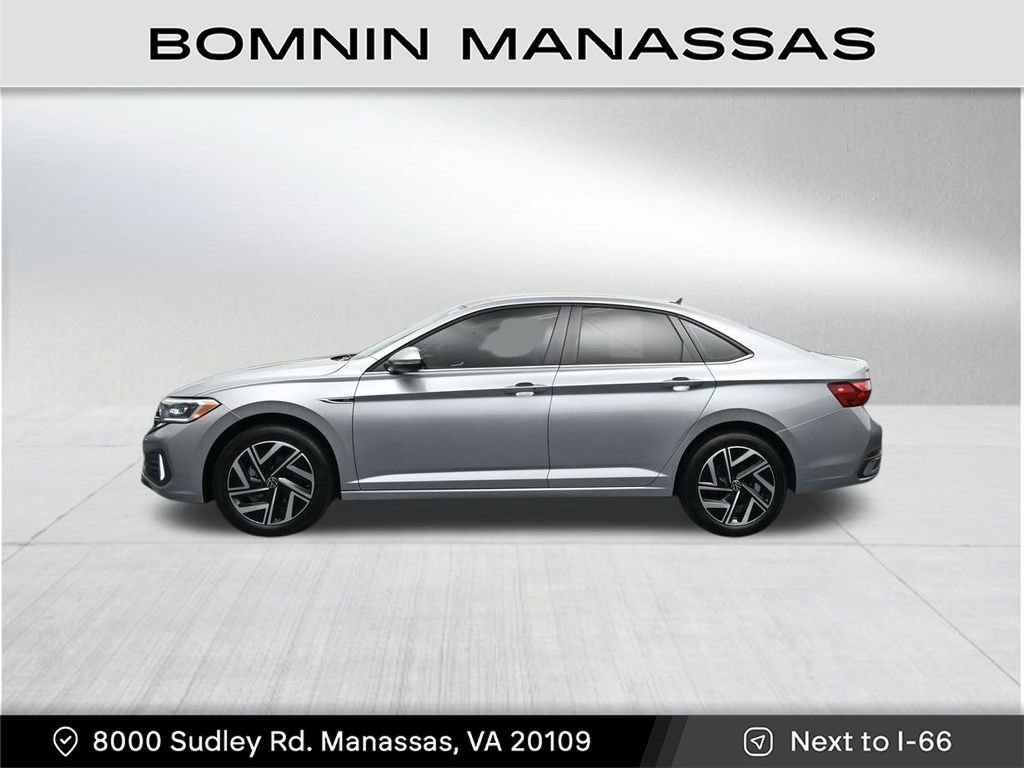 Used 2023 Volkswagen Jetta SEL image 2