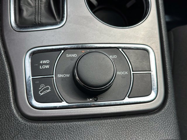 Used 2020 Jeep Grand Cherokee Laredo AWD/4WD image 6