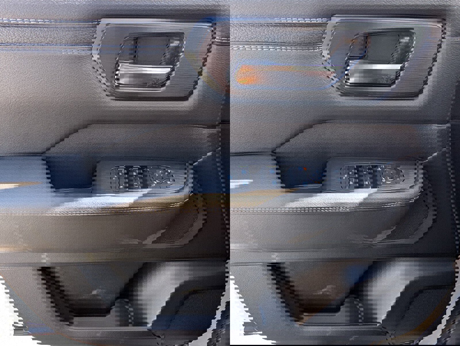 New 2025 Nissan Armada SV image 12