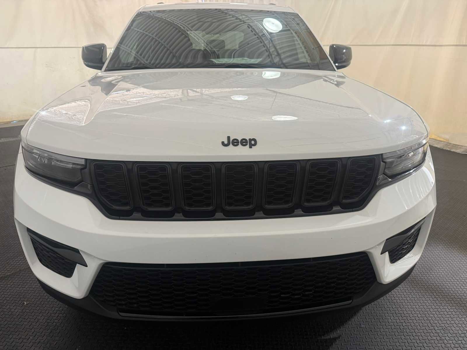 Used 2023 Jeep Grand Cherokee Limited w/ Black Appearance Package image 3