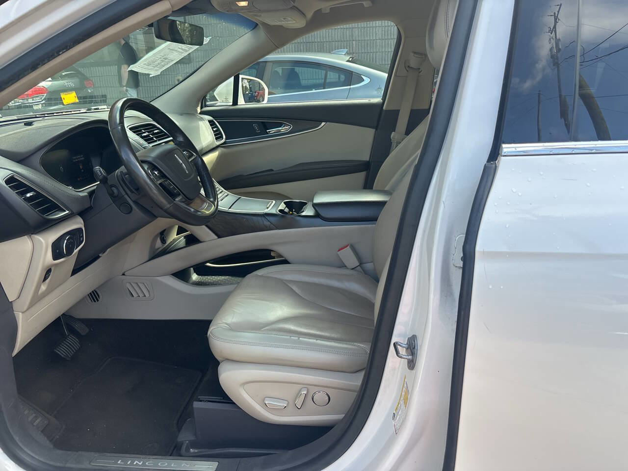 Used 2019 Lincoln Nautilus Select image 12