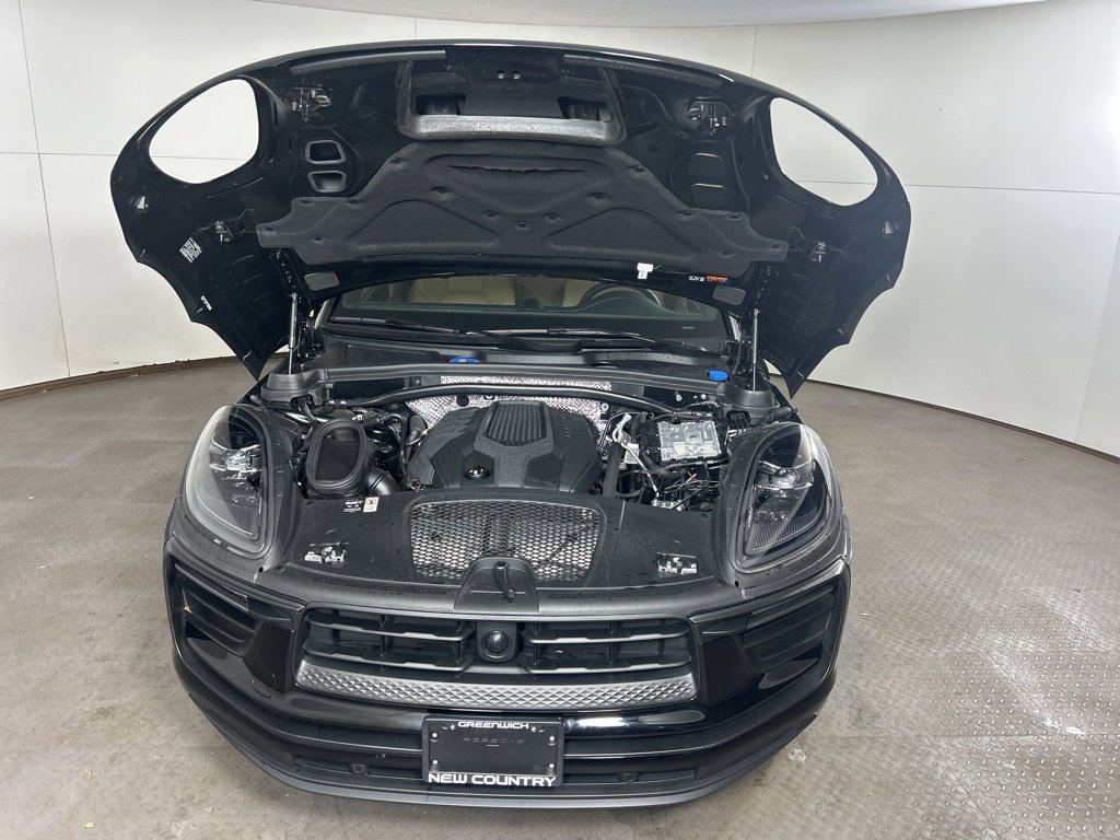 Certified 2025 Porsche Macan image 32