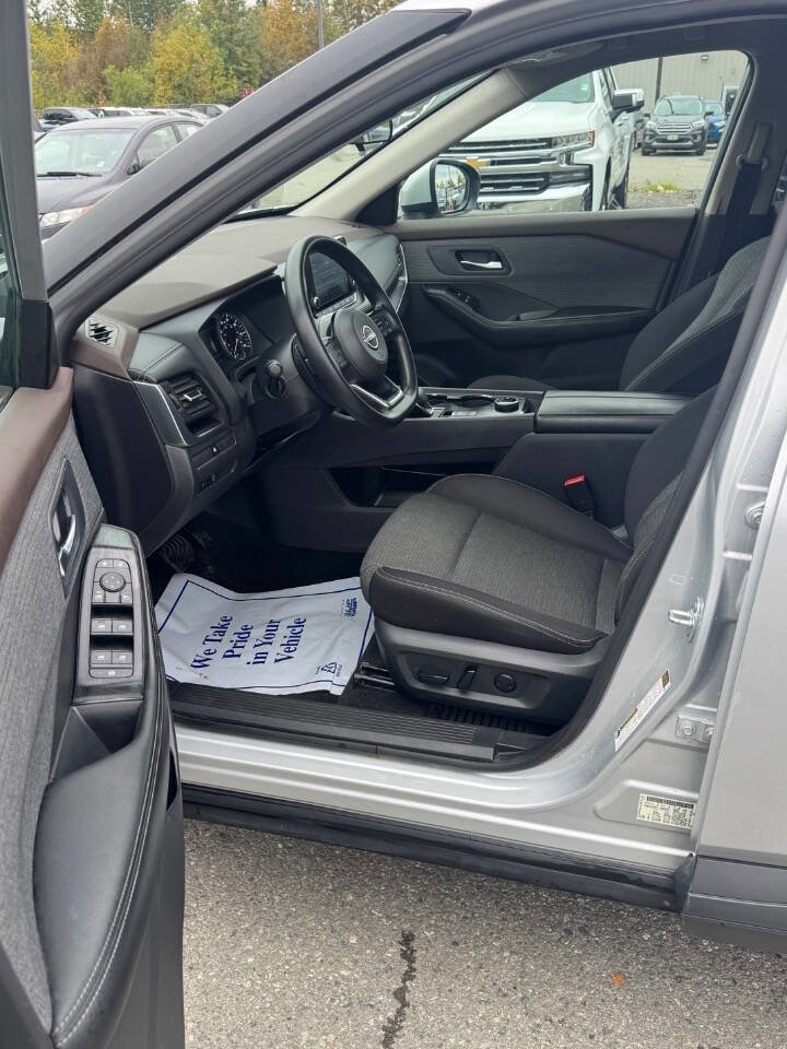 Used 2023 Nissan Rogue SV image 14