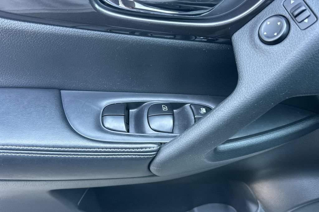 Used 2020 Nissan Rogue SV FWD image 10