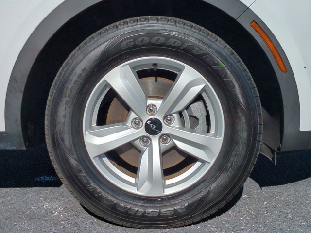 Used 2023 Kia Sorento LX image 11