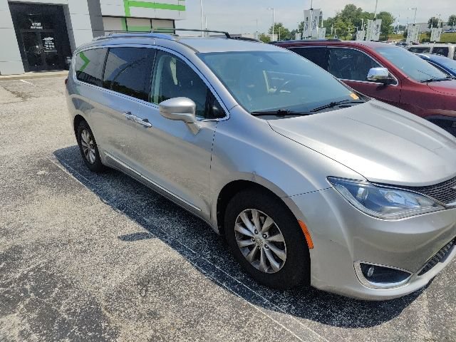 Used 2018 Chrysler Pacifica Touring-L FWD image 16