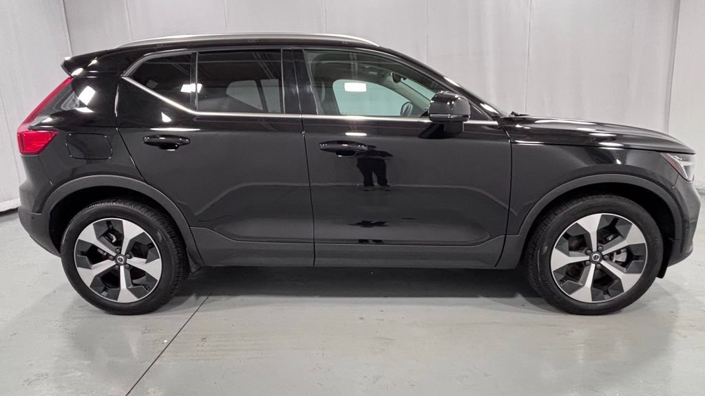 Certified 2025 Volvo XC40 B5 Plus AWD/4WD image 5