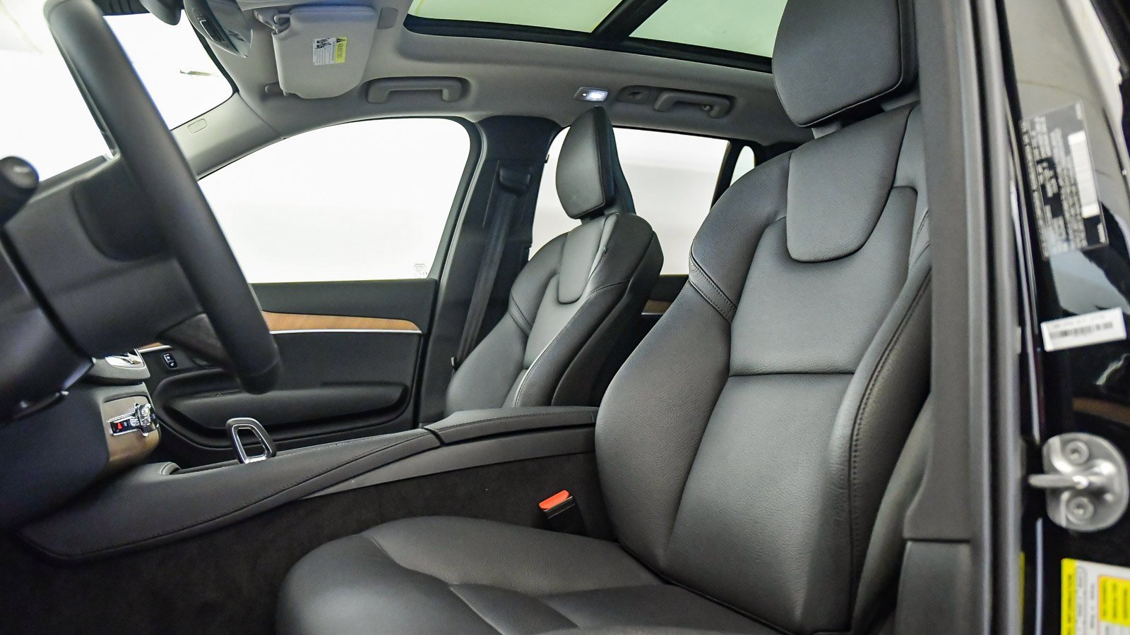 Certified 2025 Volvo XC90 B6 Plus image 21