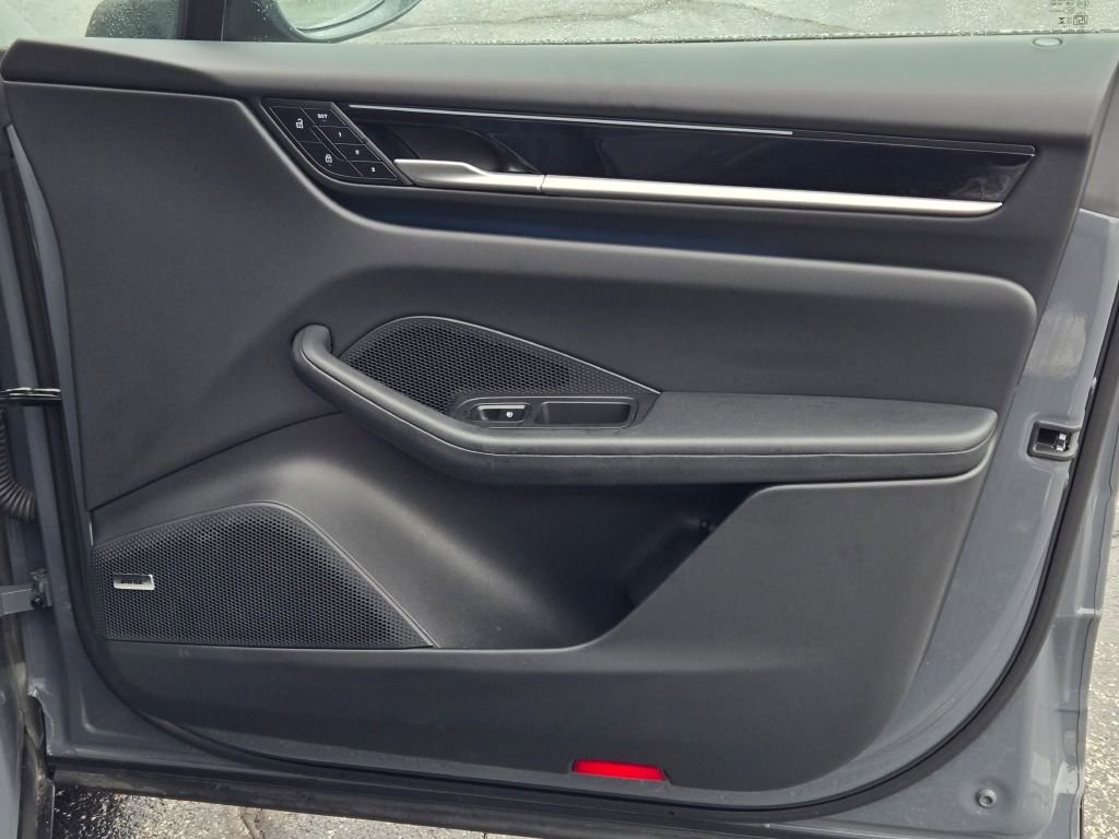 Certified 2025 Porsche Macan Electric image 36