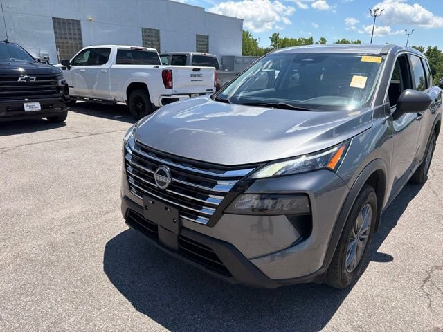 Used 2024 Nissan Rogue S AWD/4WD image 3