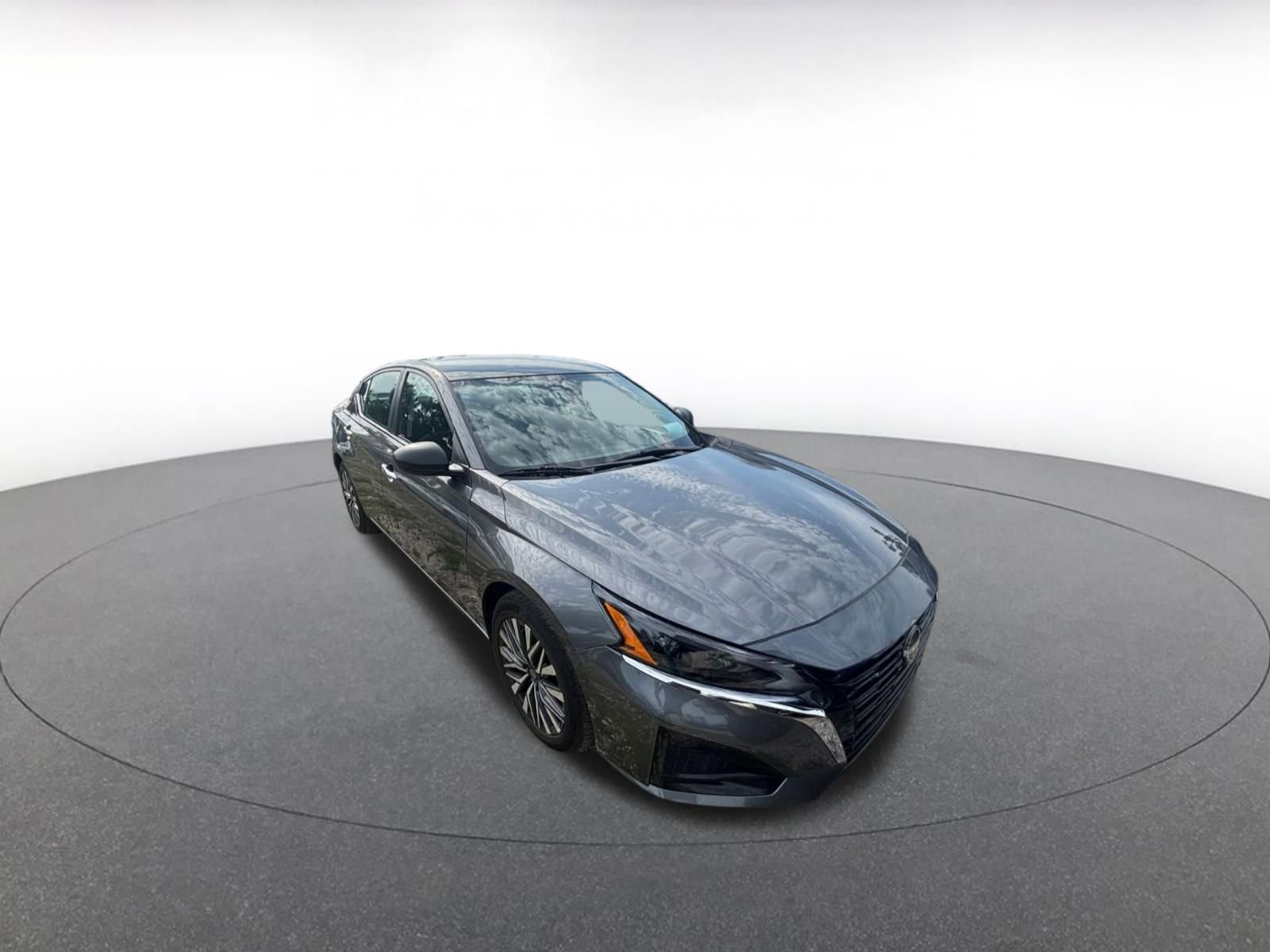 Used 2025 Nissan Altima 2.5 SV FWD image 2