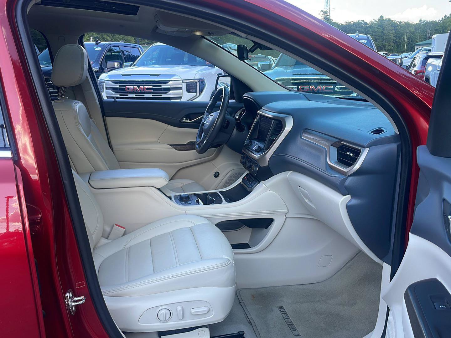 Used 2022 GMC Acadia Denali w/ Denali Ultimate Package AWD/4WD image 7