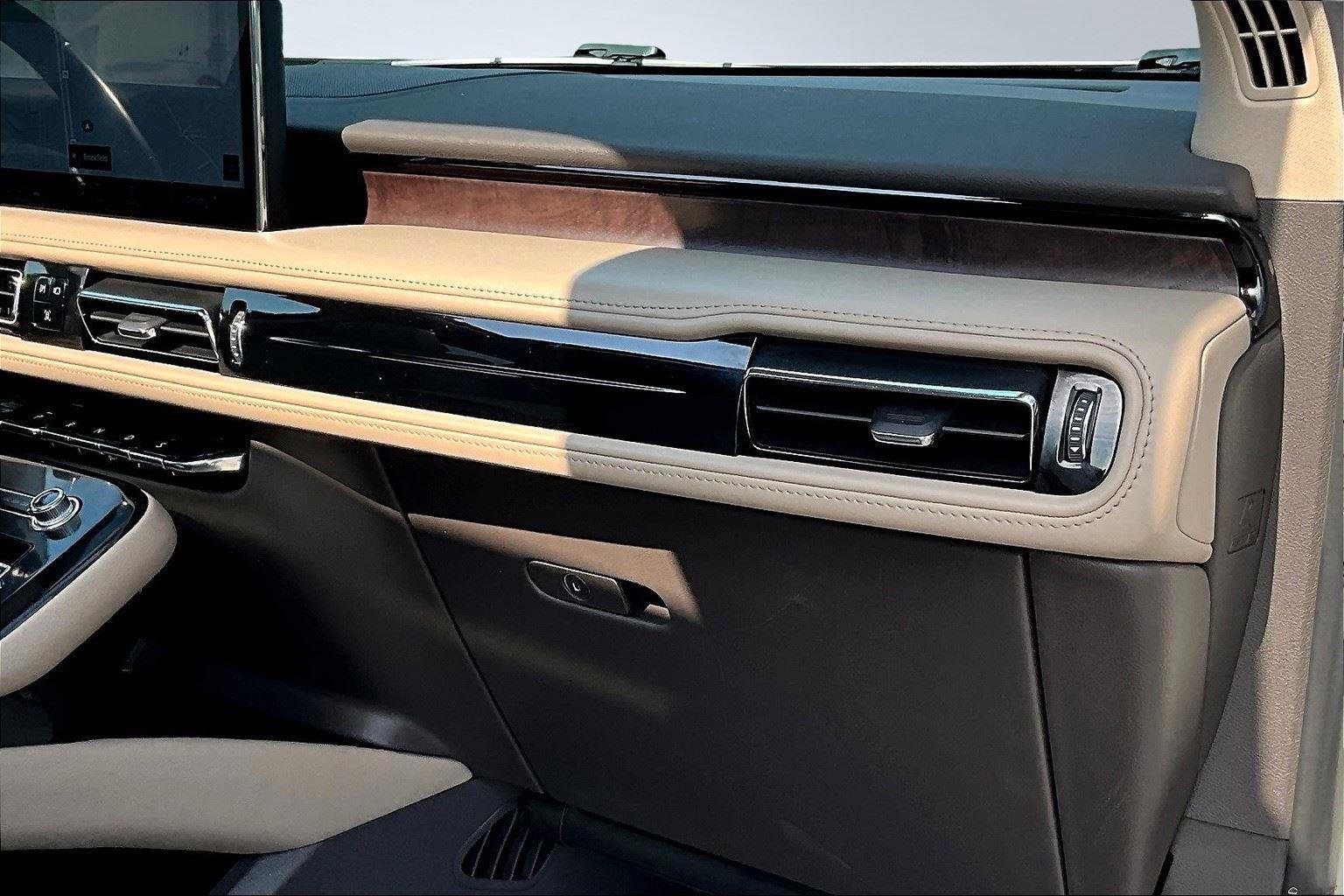 Used 2022 Lincoln Nautilus Reserve image 21