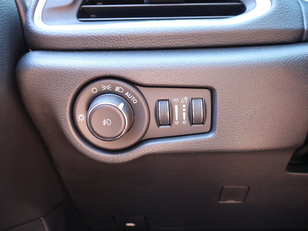 Used 2025 Chrysler Pacifica Limited FWD image 30