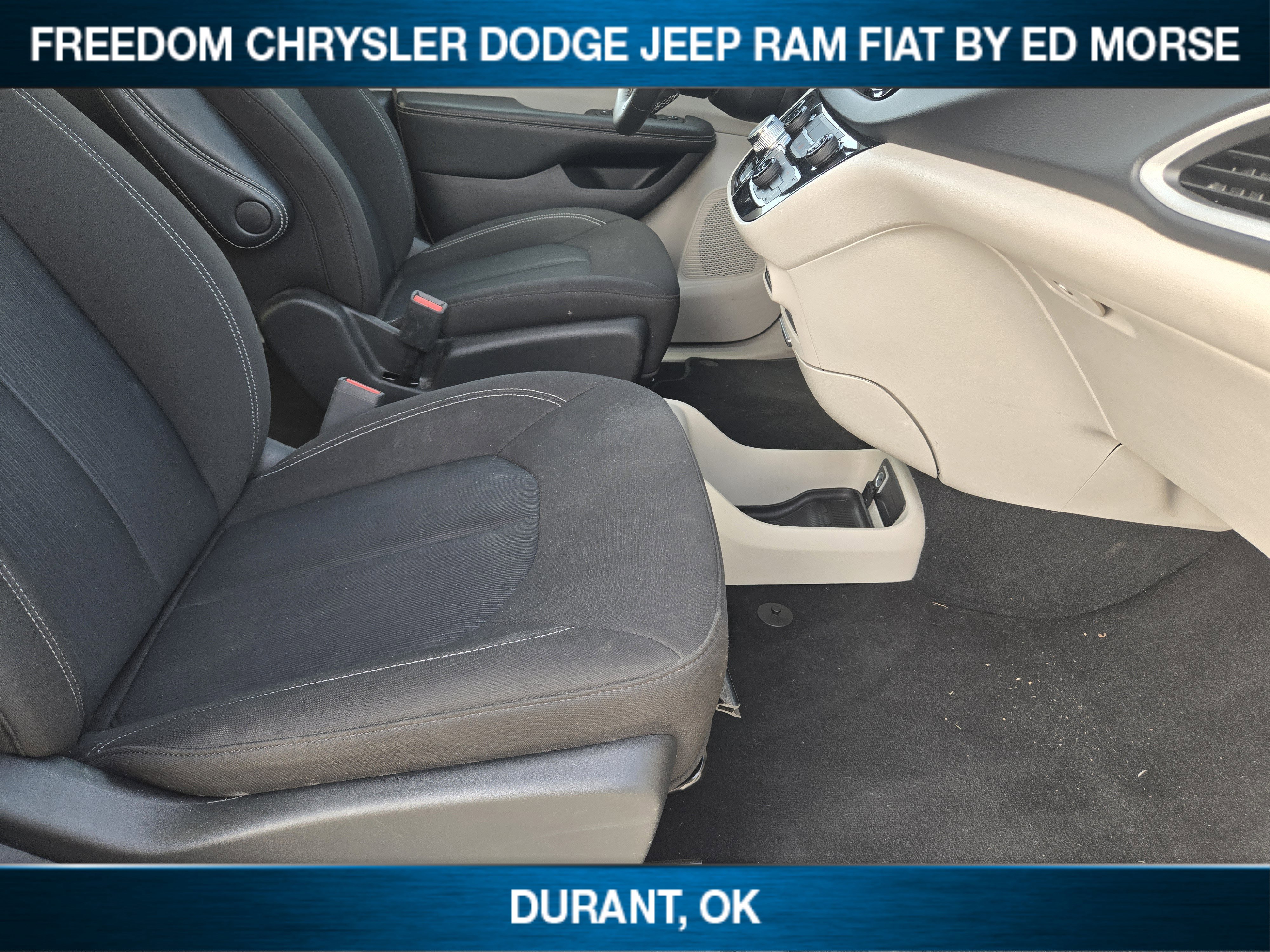 Used 2023 Chrysler Voyager LX image 10