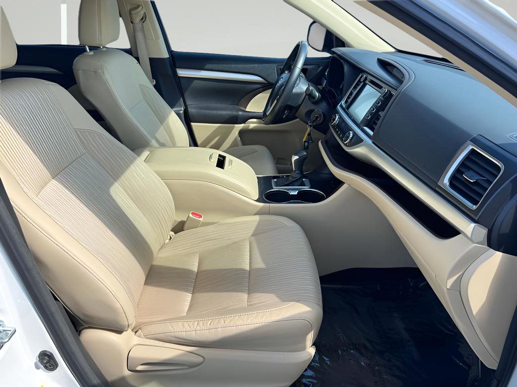 Used 2017 Toyota Highlander Plus FWD image 30