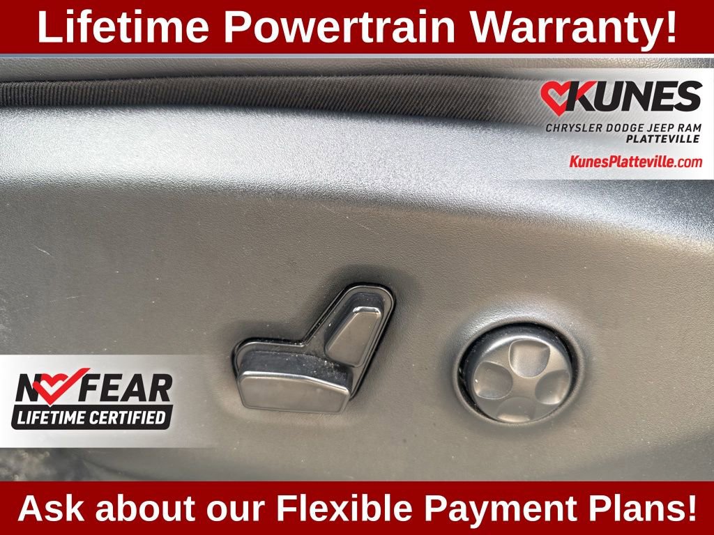 Used 2023 Chrysler Pacifica Touring-L image 15