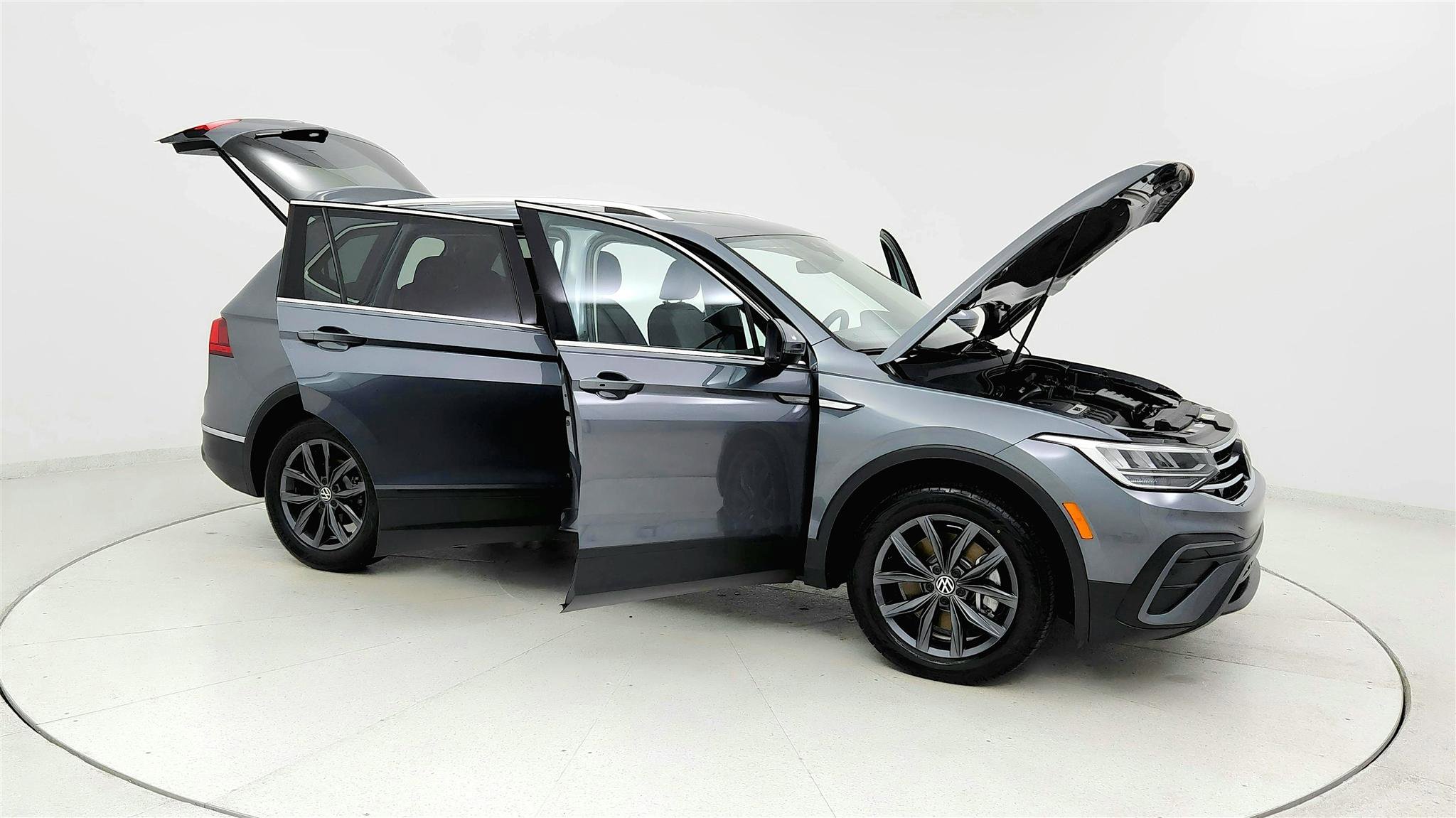 Used 2024 Volkswagen Tiguan SE image 12