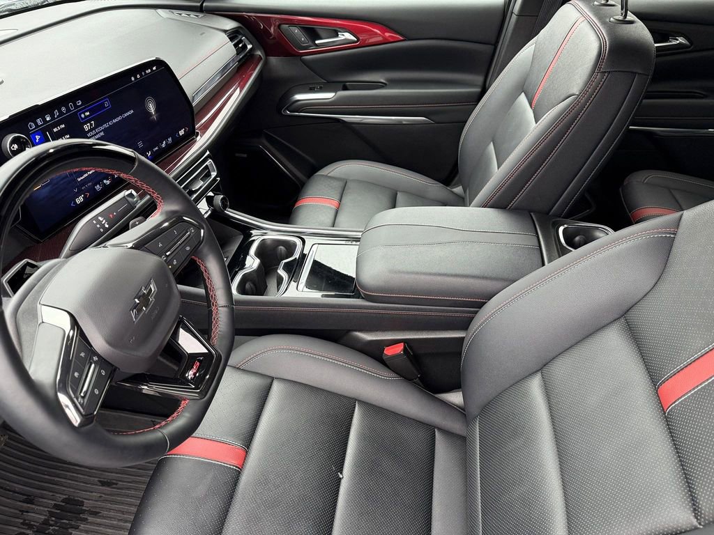 Used 2025 Chevrolet Traverse RS image 13