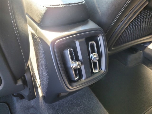 Used 2019 Volvo XC40 T5 Momentum image 14