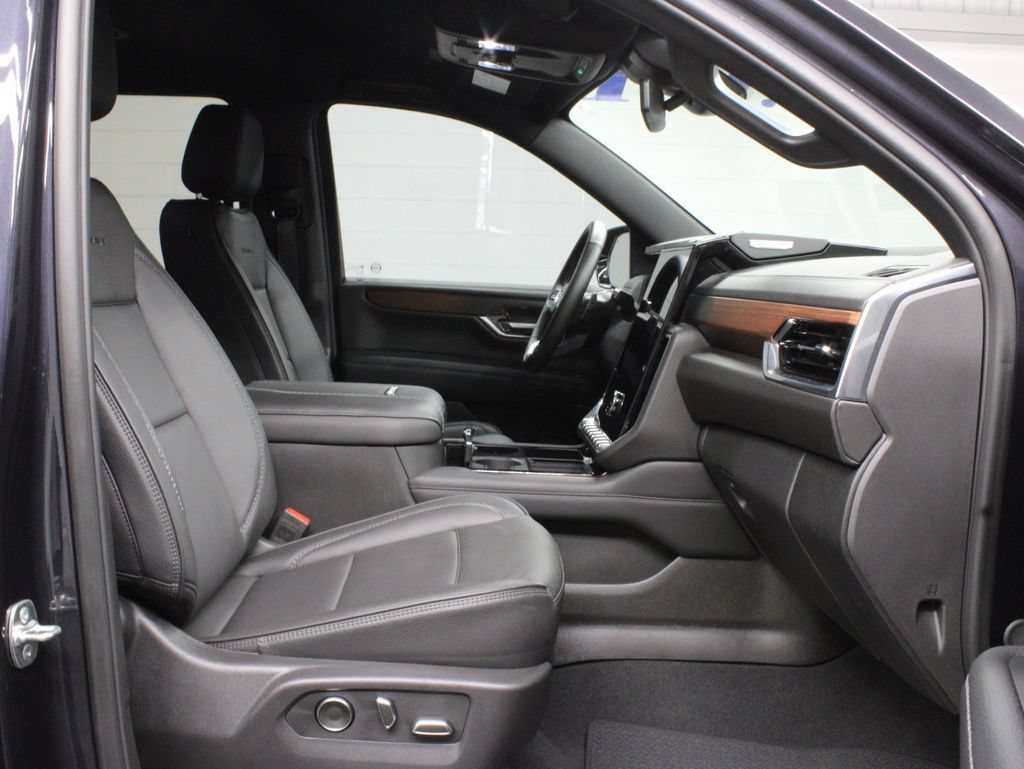 Used 2025 GMC Yukon XL Denali AWD/4WD image 37
