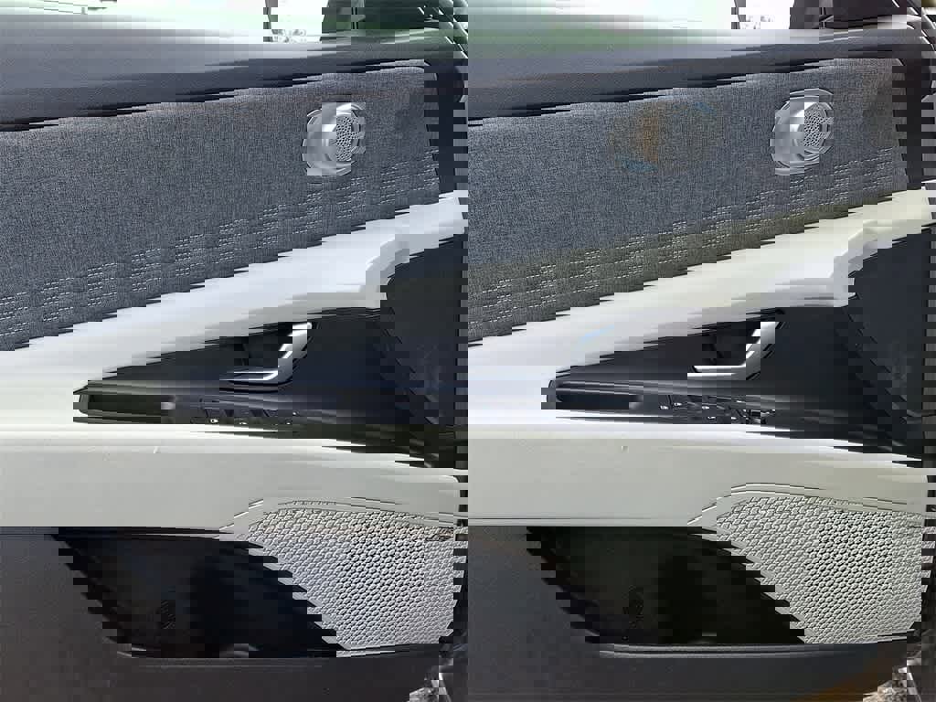 Used 2023 Hyundai Elantra Limited w/ Preferred Accessory Package image 11