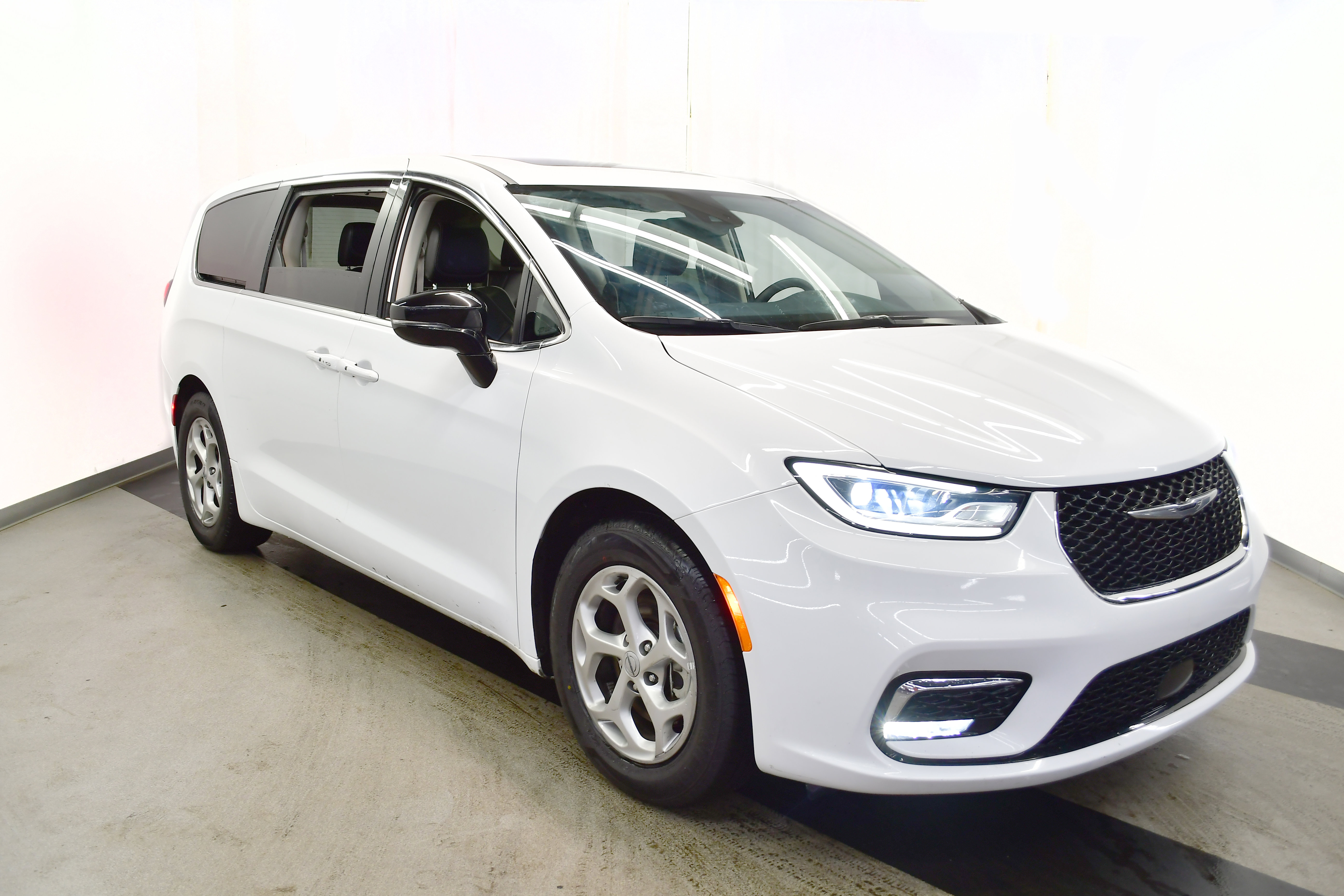 Used 2024 Chrysler Pacifica Limited image 2