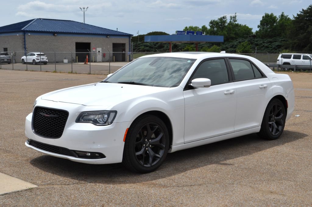 Used 2023 Chrysler 300 S w/ Comfort Group RWD image 3