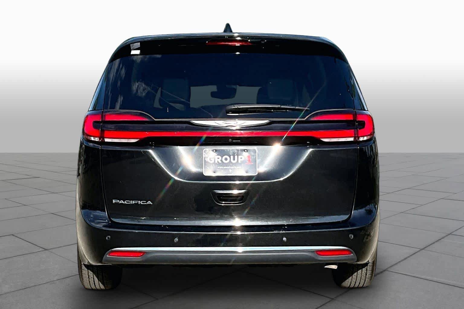 Used 2023 Chrysler Pacifica Touring-L FWD image 5