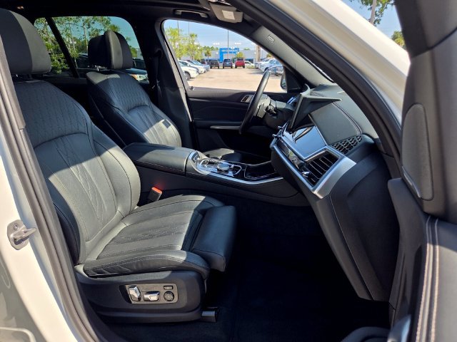 Used 2025 BMW X5 xDrive50e AWD/4WD image 24
