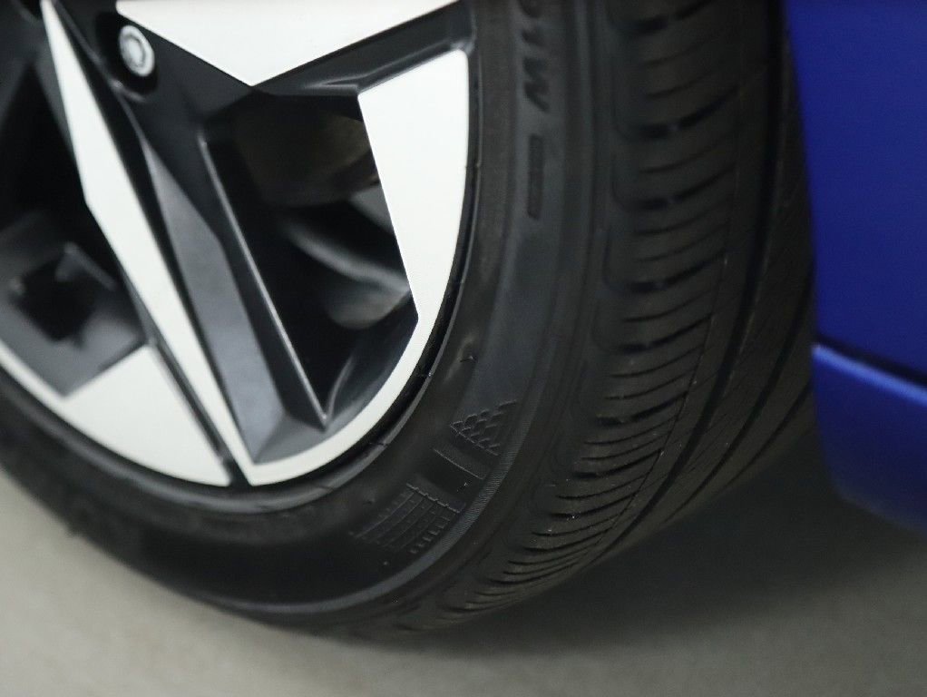 Used 2023 Hyundai Elantra Limited image 35