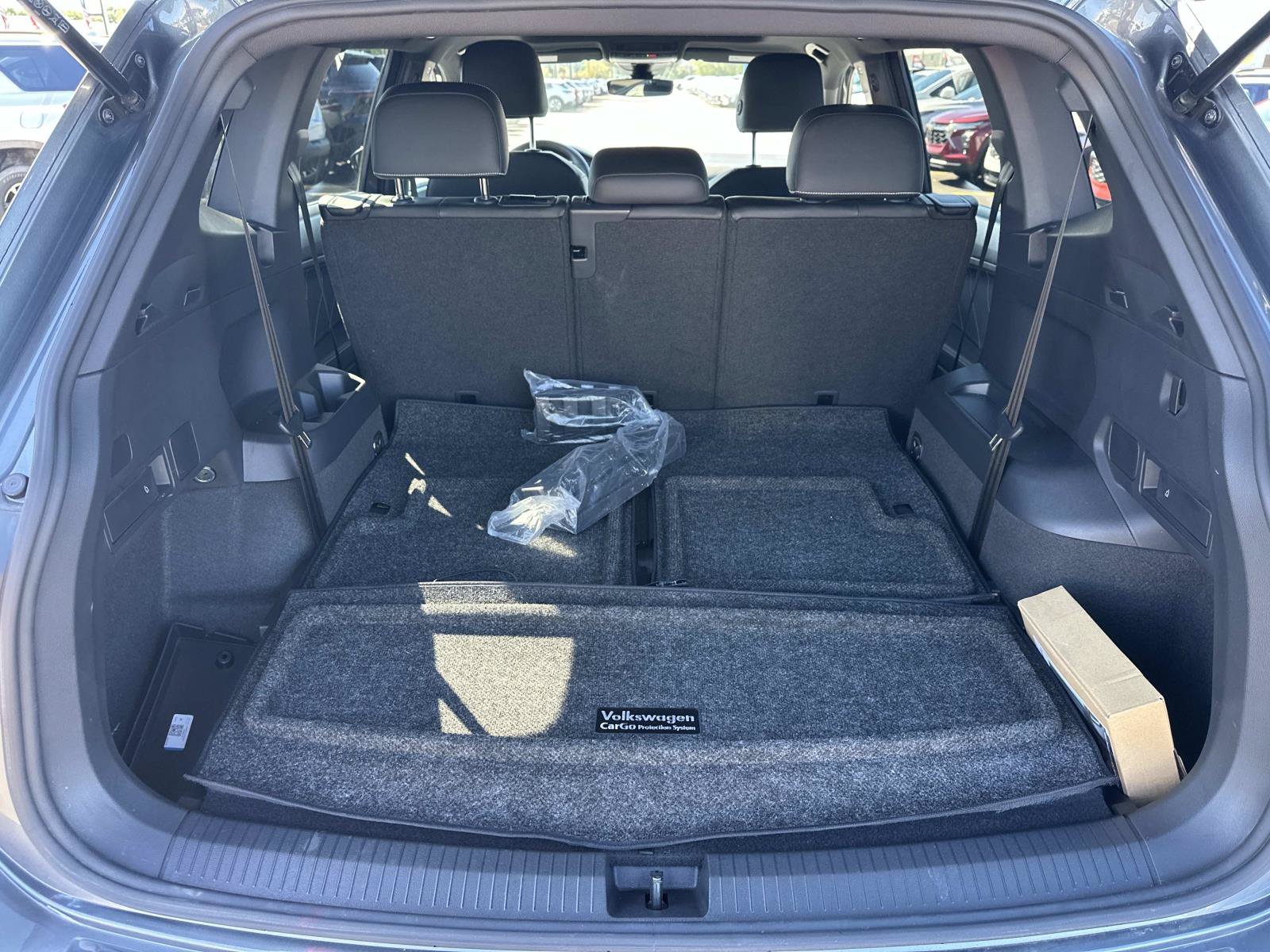 Used 2023 Volkswagen Tiguan SE R-Line FWD image 9
