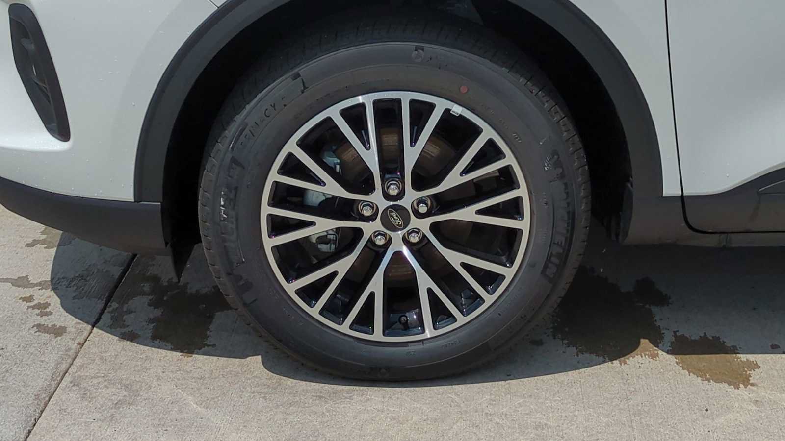 New 2025 Ford Escape SE FWD image 10