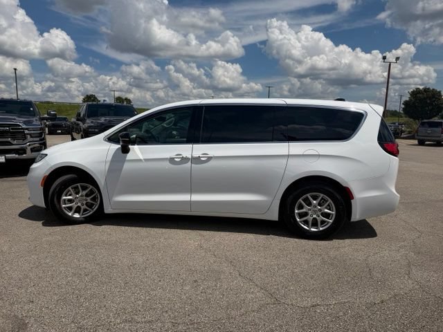 Used 2024 Chrysler Pacifica Touring-L FWD image 11