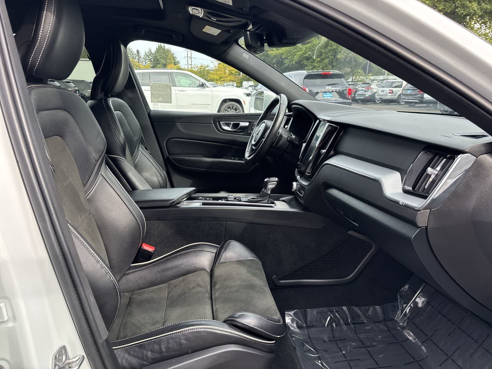 Used 2018 Volvo XC60 T6 R-Design w/ Convenience Package AWD/4WD image 4