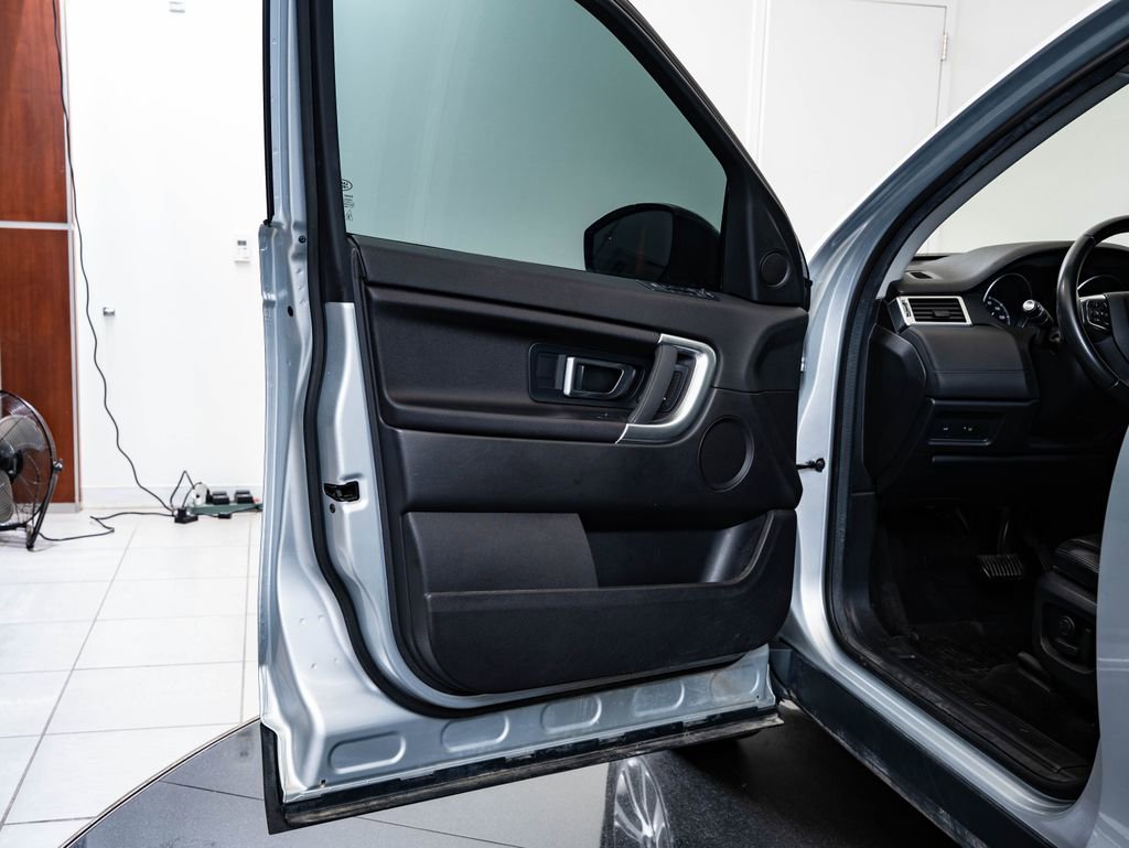 Used 2018 Land Rover Discovery Sport SE image 27