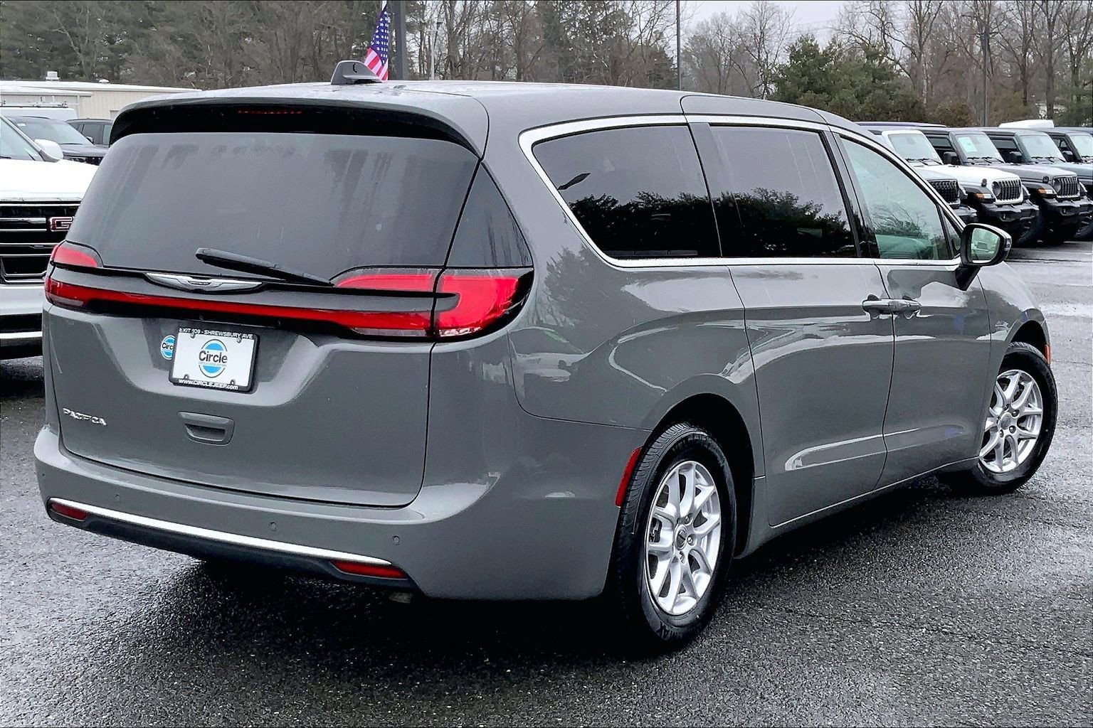 Certified 2023 Chrysler Pacifica Touring-L image 11