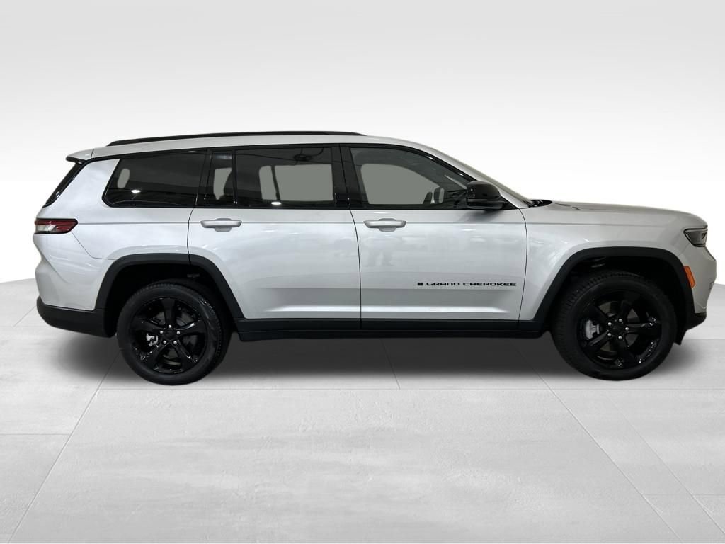 Used 2024 Jeep Grand Cherokee L Limited w/ Black Appearance Package image 7