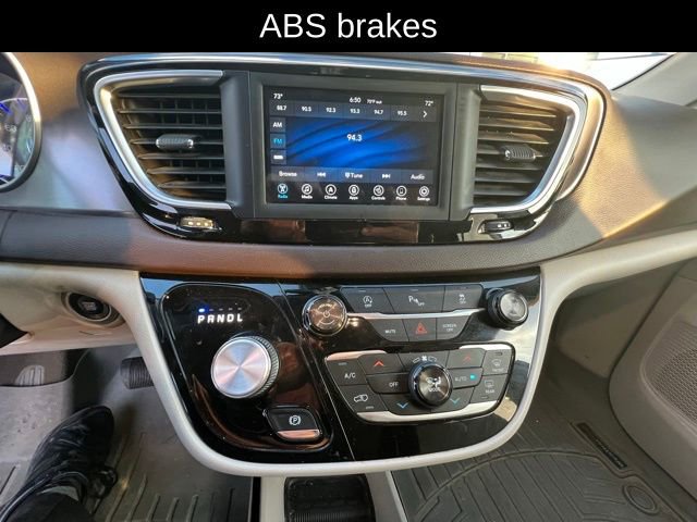 Used 2018 Chrysler Pacifica Touring-L image 17