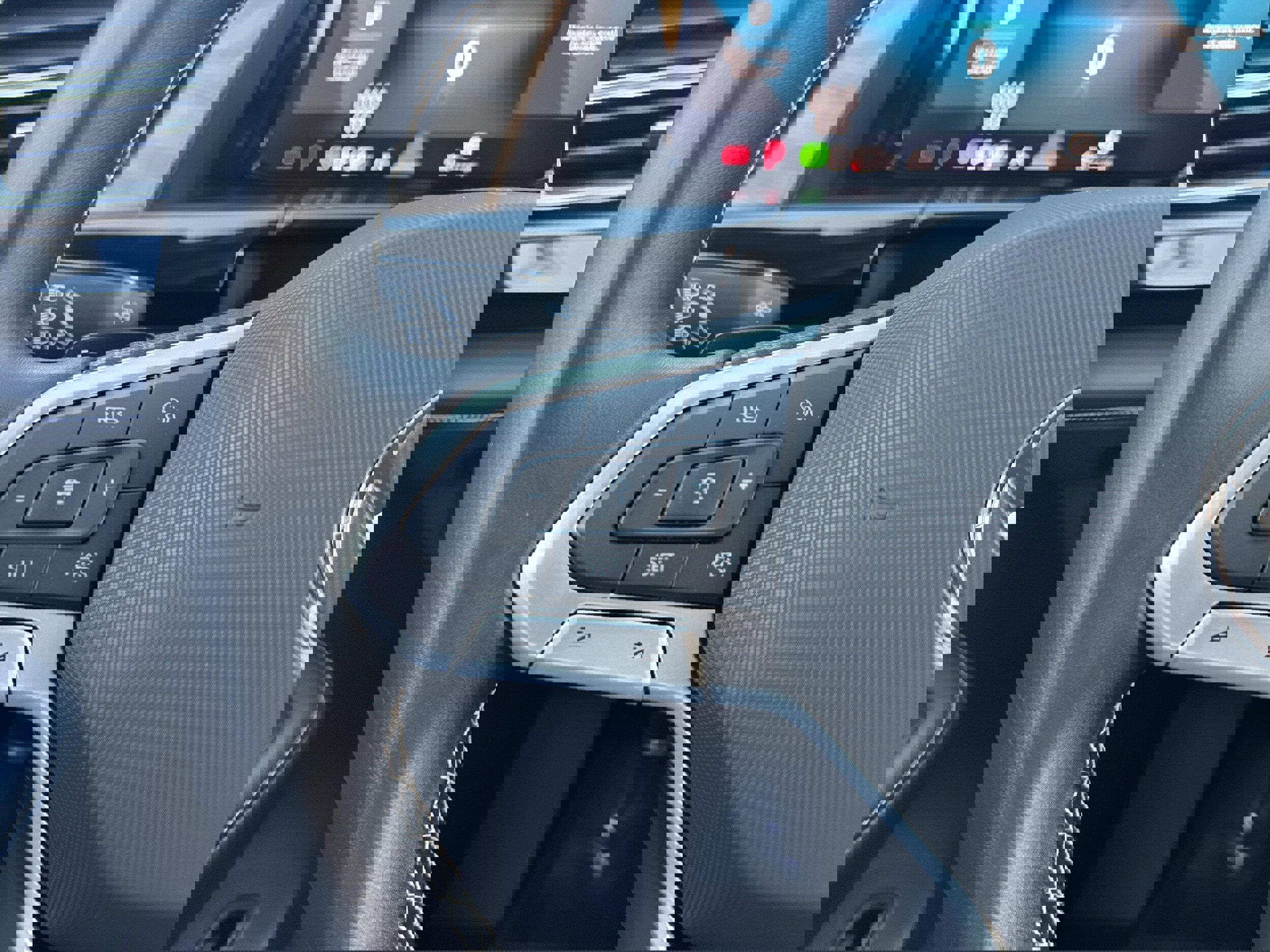 Used 2025 Volkswagen Atlas SE image 24